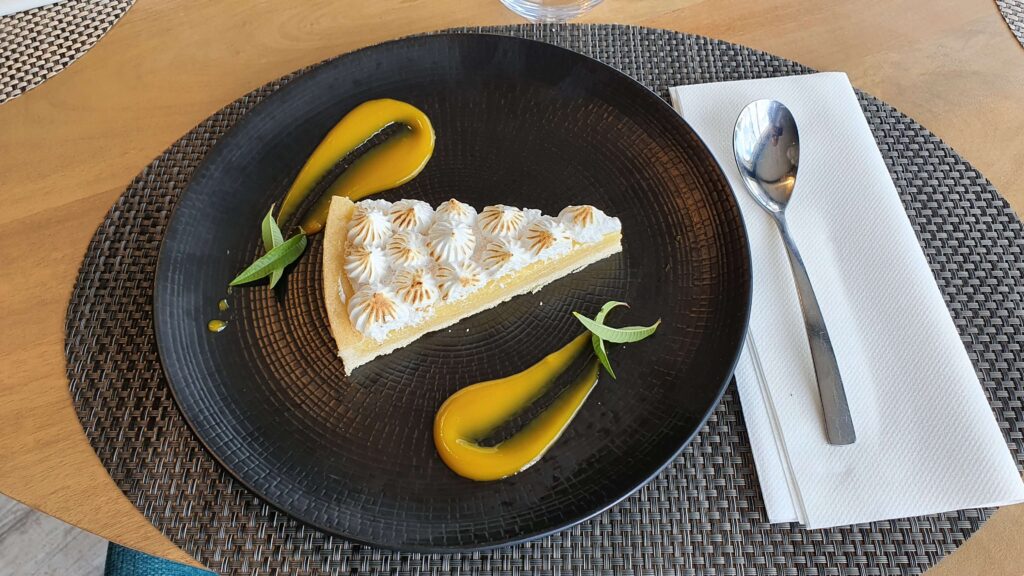 Dessert maison tarte au citron meringue du restaurant Poke Cassine à Bruguières