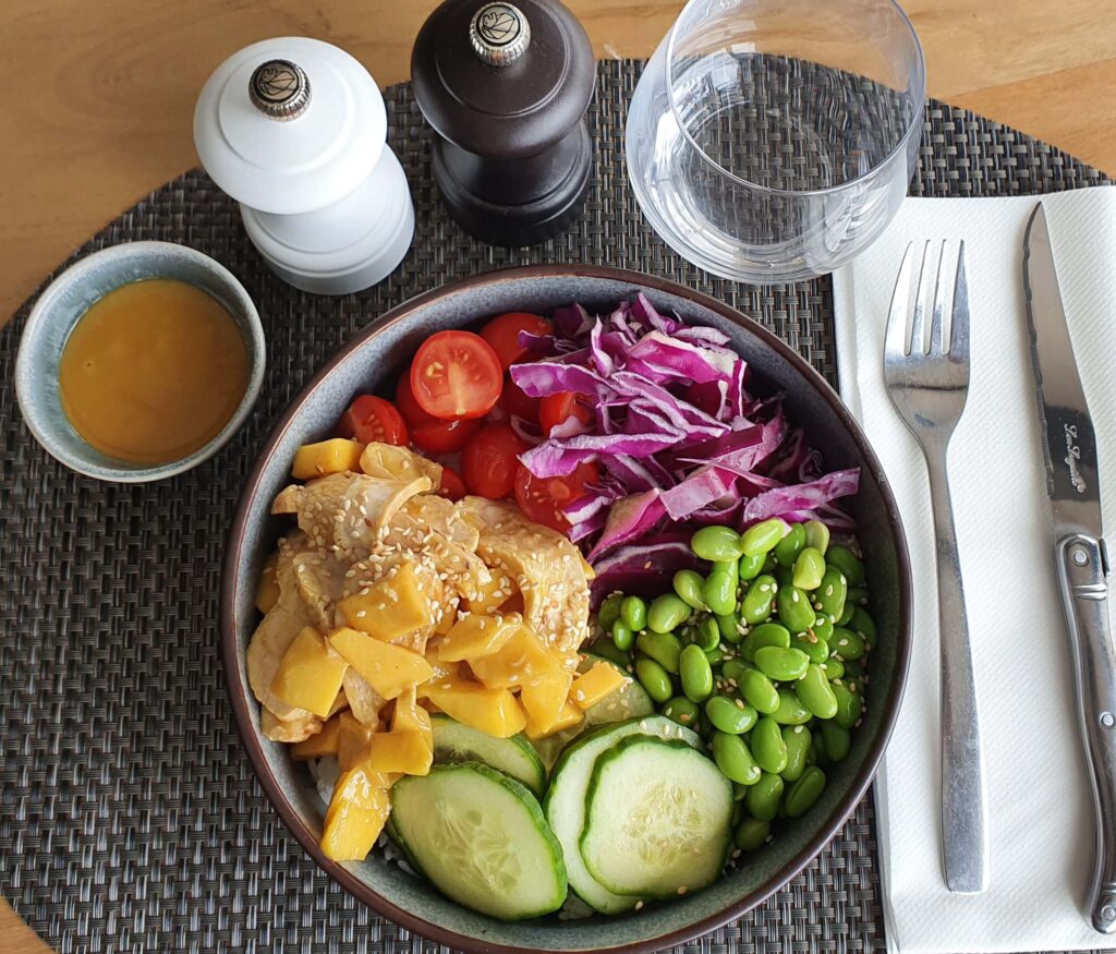 Poke bowl au poulet mariné maison - restaurant Poke Cassine Bruguières