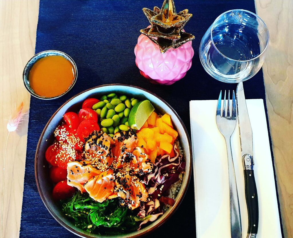 Poke bowl au saumon frais, avocat et edamame - Poke Cassine Bruguières